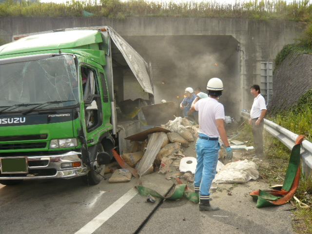 インターチェンジでの事故処理