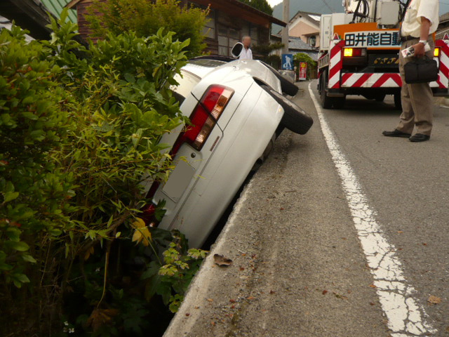 乗用車落ち込み救助